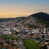 Vista aérea da cidade de Jacobina (BA) com área urbana ao pé de morros e montanhas ao entardecer. Foto: Divulgação/Prefeitura de Jacobina-BA