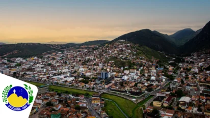 Vista aérea da cidade de Jacobina (BA) com área urbana ao pé de morros e montanhas ao entardecer. Foto: Divulgação/Prefeitura de Jacobina-BA