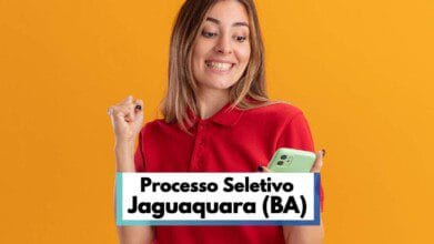 Processos Seletivos 2 Mulher jovem com expressão de felicidade veste camisa vermelha e segura um celular verde, olhando para a tela com entusiasmo. Ela faz um gesto de comemoração com a mão esquerda cerrada, indicando uma boa notícia. Ao fundo, há um cenário de cor laranja vibrante. Na parte inferior da imagem, há uma faixa com os dizeres “Processo Seletivo Jaguaquara (BA)”, destacando uma oportunidade de emprego.