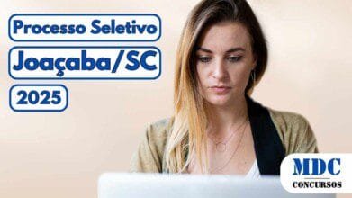 Processos Seletivos 5 Mulher de expressão concentrada usando notebook sobre fundo claro, no canto esquerdo da imagem há textos em destaque com os dizeres Processo Seletivo Joaçaba/SC 2025, todos em letras azuis com contorno branco e moldura arredondada, no canto inferior direito está o logotipo MDC Concursos em azul sobre fundo branco, representando conteúdo sobre concurso público em Santa Catarina