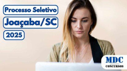 Mulher de expressão concentrada usando notebook sobre fundo claro, no canto esquerdo da imagem há textos em destaque com os dizeres Processo Seletivo Joaçaba/SC 2025, todos em letras azuis com contorno branco e moldura arredondada, no canto inferior direito está o logotipo MDC Concursos em azul sobre fundo branco, representando conteúdo sobre concurso público em Santa Catarina