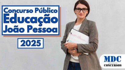 Imagem promocional de concurso público para a área da educação em João Pessoa no ano de 2025 com destaque para os dizeres "Concurso Público Educação João Pessoa 2025" em letras grandes e azuis sobre fundo branco e cinza ao lado de uma mulher de óculos e blazer segurando pastas com gráficos na mão representando uma profissional da área educacional com aparência confiante e formal ao lado do logotipo MDC Concursos