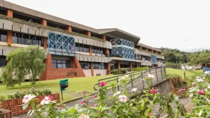 Prédio público de arquitetura moderna com jardins floridos e rampa de acesso em área arborizada. Foto: Divulgação/Câmara de Vereadores de Joinville