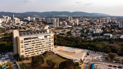 Vista aérea da cidade de Jundiaí-SP com prédios altos ao fundo, montanhas ao longe e o Paço Municipal em destaque no primeiro plano. Foto: Divulgação/Prefeitura de Jundiaí-SP