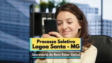 Processos Seletivos 9 Mulher sorridente sentada em um ambiente de escritório olha para o celular, demonstrando atenção e interesse. Na imagem, há um destaque com os dizeres “Processo Seletivo Lagoa Santa – MG” e “Secretária de Bem-Estar Social” em faixas coloridas. Ao fundo, é possível ver janelas com vista para prédios, sugerindo um cenário urbano e profissional.