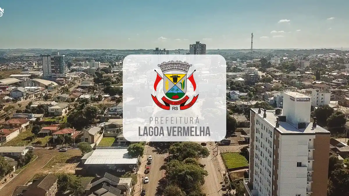 Vista aérea da cidade de Lagoa Vermelha com o brasão da prefeitura sobreposto ao centro.