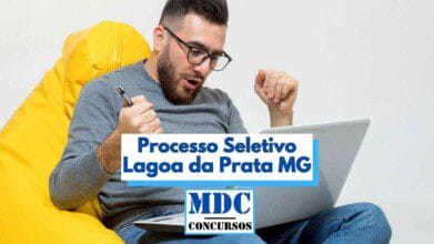 Processos Seletivos 5 Homem jovem de barba e óculos está sentado em uma poltrona amarela, usando um notebook no colo e segurando uma caneta com expressão de surpresa ou entusiasmo. Ele veste uma blusa cinza e jeans, e parece estar estudando ou fazendo uma prova online. Sobre a imagem, há um texto em destaque que diz: "Processo Seletivo Lagoa da Prata MG" e o logotipo "MDC Concursos".
