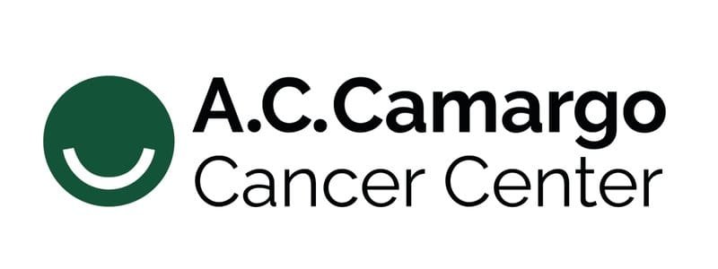 AC Camargo abre 28 vagas para Residência Multiprofissional 1 Logotipo do AC Camargo Cancer Center com símbolo circular verde e traço branco curvo, seguido pelo nome da instituição em letras pretas.