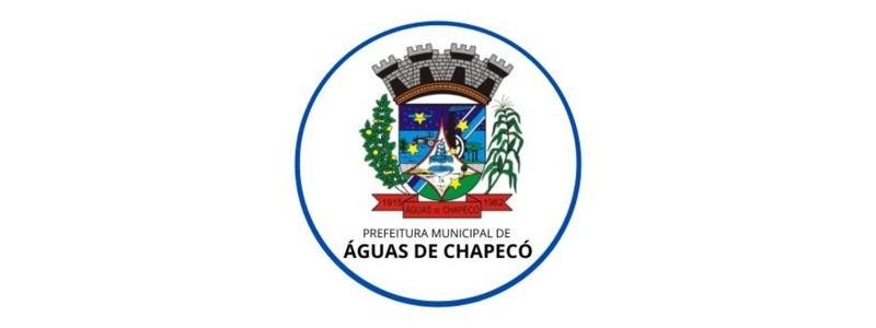 Concurso Águas de Chapecó/SC: 18 vagas de até R$ 18,9 mil 1 Brasão da Prefeitura Municipal de Águas de Chapecó com elementos visuais como torre, plantações, rio e igreja, cercado por um círculo azul.