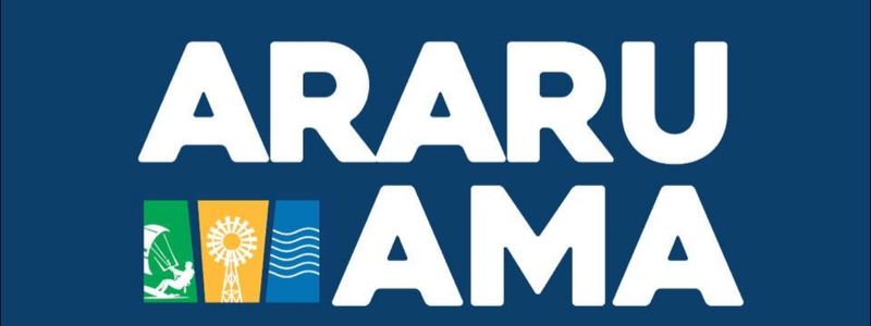 Araruama/RJ abre seleção com 116 vagas de R$ 3 mil para ACS 1 Logotipo com o texto "Araruama" em letras brancas sobre fundo azul, acompanhado de três ícones coloridos representando turismo, agricultura e mar.