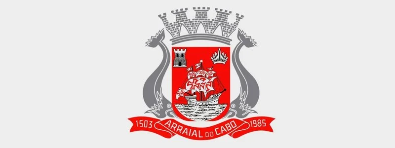 IPC Arraial do Cabo abre vagas c/ salários de até R$ 5,6 mil 1 Brasão da Prefeitura de Arraial do Cabo com escudo vermelho, navio central, torre, coroa mural e faixa inferior com os anos 1503 e 1985