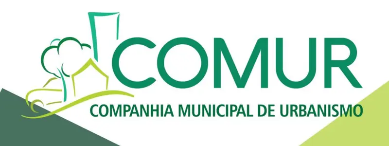 Logotipo da COMUR com o nome Companhia Municipal de Urbanismo e elementos gráficos em verde representando cidade e edificações