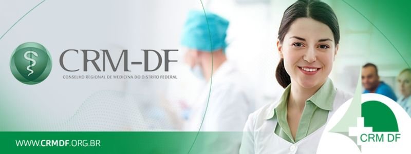 CRM DF abre concurso c/ 270 vagas e salários de até R$ 11 mil 1 Banner institucional do CRM-DF com logotipo à esquerda, endereço do site na parte inferior e imagem de uma profissional da saúde sorrindo à direita.