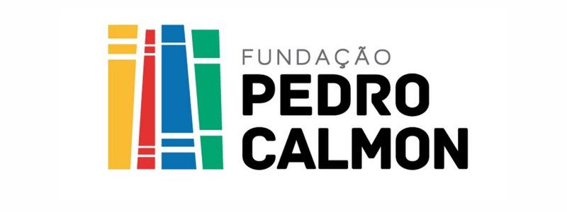 Logo da Fundação Pedro Calmon - FPC com ilustração colorida de livros verticais ao lado do nome da instituição.