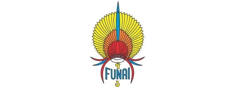 Funai abre processo seletivo c/ 821 vagas de até R$ 6,7 mil 1 Logo da FUNAI com cocar indígena colorido acima do nome da fundação em letras azuis.