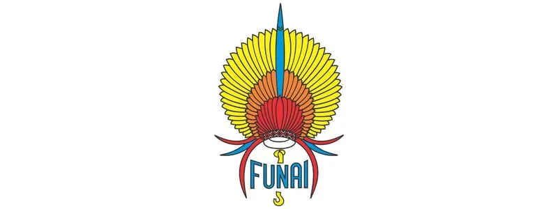 Funai abre processo seletivo c/ 821 vagas de até R$ 6,7 mil 1 Logo da FUNAI com cocar indígena colorido acima do nome da fundação em letras azuis.