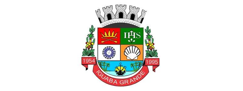Iguaba Grande lança seleção com salários de até R$ 6,3 mil 1 Brasão do município de Iguaba Grande, com escudo dividido em quatro partes e uma faixa inferior ilustrando elementos náuticos. No topo, há uma coroa mural e nas laterais ramos com flores amarelas. As datas 1954 e 1995 aparecem em faixas vermelhas nas laterais.