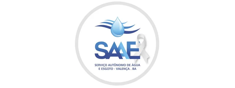 Logotipo do SAAE Valença-BA com gota d’água azul e ondas, acompanhado de um laço branco à direita.