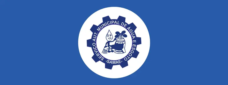 Logotipo circular do SAMAE de Campos Novos com uma engrenagem azul contornando um desenho estilizado de uma gota d'água e uma fonte, sobre fundo azul.