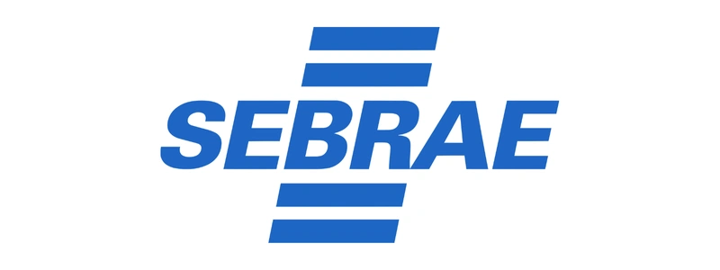Sebrae/GO abre processo seletivocom salário de R$ 8.858,85 1 Logo do Sebrae em azul com três linhas paralelas horizontais cortando o nome.