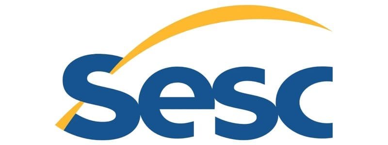 Sesc RO abre processo seletivo c/ salários de até R$ 4,6 mil 1 Logotipo do Serviço Social do Comércio (Sesc) com a palavra "Sesc" em azul e um arco amarelo sobre as letras.