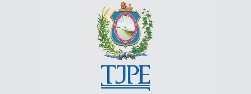TJPE promove concurso com remuneração de até R$ 7.634,45 1 Brasão do Tribunal de Justiça de Pernambuco (TJPE) com elementos simbólicos e as letras “TJPE” abaixo.