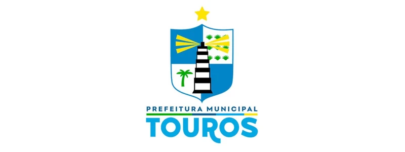 Brasão da Prefeitura Municipal de Touros com farol, palmeira, estrelas e texto “Prefeitura Municipal Touros”