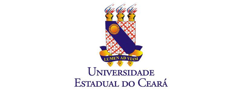 Brasão da Universidade Estadual do Ceará com três tochas acesas, faixa azul diagonal com um sol dourado e o lema "Lumen Ad Viam" na parte inferior