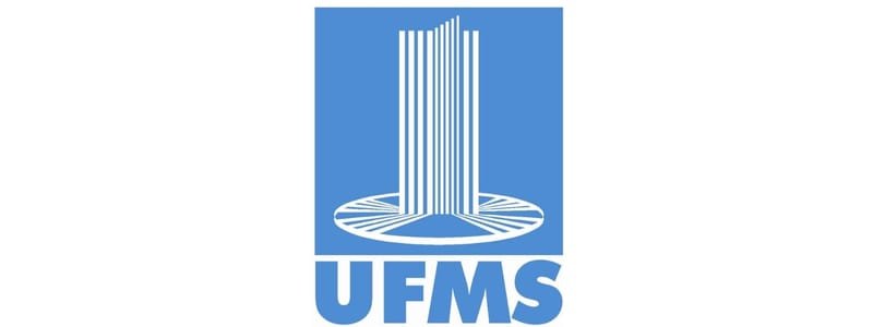 UFMS processo seletivo c/ 40 Vagas para Professor Substituto 1 Logotipo da UFMS com símbolo estilizado em branco sobre fundo azul e a sigla UFMS em letras maiúsculas.