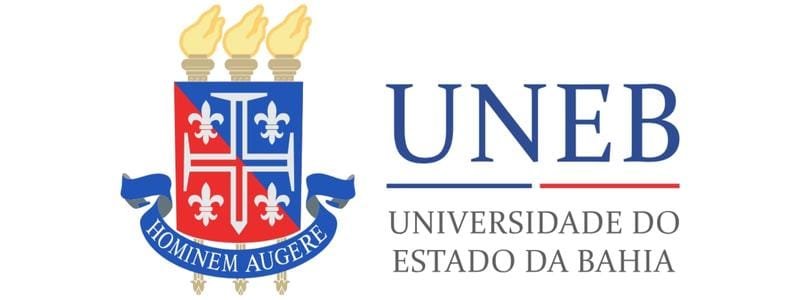 UNEB lança processo seletivo com 22 vagas de até R$ 3,5 mil 3 Logomarca da UNEB com brasão à esquerda, contendo tochas acesas, cruzes e flores-de-lis, e a inscrição "Hominem Augere"; à direita, o nome da universidade.