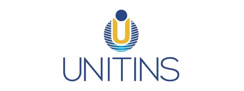 UNITINS abre seleção com 29 vagas para Professores Tutores 1 Logotipo da UNITINS com símbolo abstrato nas cores azul e amarelo acima do nome da instituição em letras maiúsculas azuis.