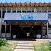Fachada da Prefeitura de Luziânia com placa institucional, entrada central coberta, bandeiras hasteadas e jardim frontal durante o dia. Foto: Divulgação/MPGO