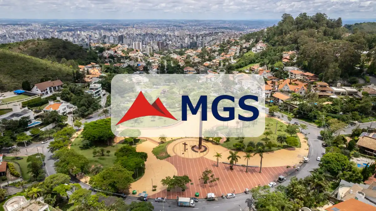Vista aérea da Praça do Papa em Belo Horizonte, cercada por árvores e casas, com o logotipo da empresa MGS centralizado em destaque. No fundo, a densa paisagem urbana da capital mineira.