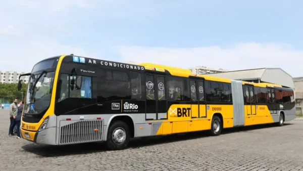 MOBI-Rio abre processo seletivo com 78 vagas e salários de até R$ 3.676,28 2 Ônibus articulado do BRT Rio, amarelo e preto, estacionado em área externa pavimentada, com identificação da Prefeitura e da MobiRio. Foto: Divulgação/Tânia Rêgo/Agência Brasil