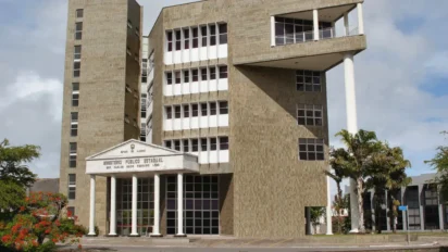 Fachada do prédio do Ministério Público do Estado de Alagoas, com edifício alto em concreto, janelas verticais e entrada com colunas brancas, situada em área urbana arborizada. Foto: Divulgação/Prefeitura de MP AL