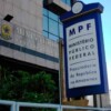 Fachada da sede do Ministério Público Federal no Amazonas, com destaque para a placa institucional azul do MPF indicando a Procuradoria da República no estado. O edifício apresenta arquitetura moderna com revestimento em granito e vidro espelhado. À direita da imagem, aparecem mastros com bandeiras hasteadas, simbolizando o Brasil, o Amazonas e outras entidades. A vegetação na base do prédio complementa o cenário urbano oficial.