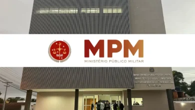 Fachada da Procuradoria de Justiça Militar em Bagé RS com o logotipo do Ministério Público Militar em destaque e pessoas reunidas na entrada do prédio. Foto: Divulgação/Prefeitura de Bagé-RS (Audrin Quadros)