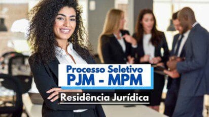 Imagem promocional de processo seletivo da Residência Jurídica da PJM - MPM. Em destaque, uma mulher sorridente de terno escuro representa profissionalismo e diversidade. Ao fundo, outros candidatos, homens e mulheres em trajes formais, conversam em ambiente corporativo moderno. No centro da imagem há texto em destaque com os dizeres “Processo Seletivo PJM - MPM Residência Jurídica”. Ideal para divulgar seleção jurídica.
