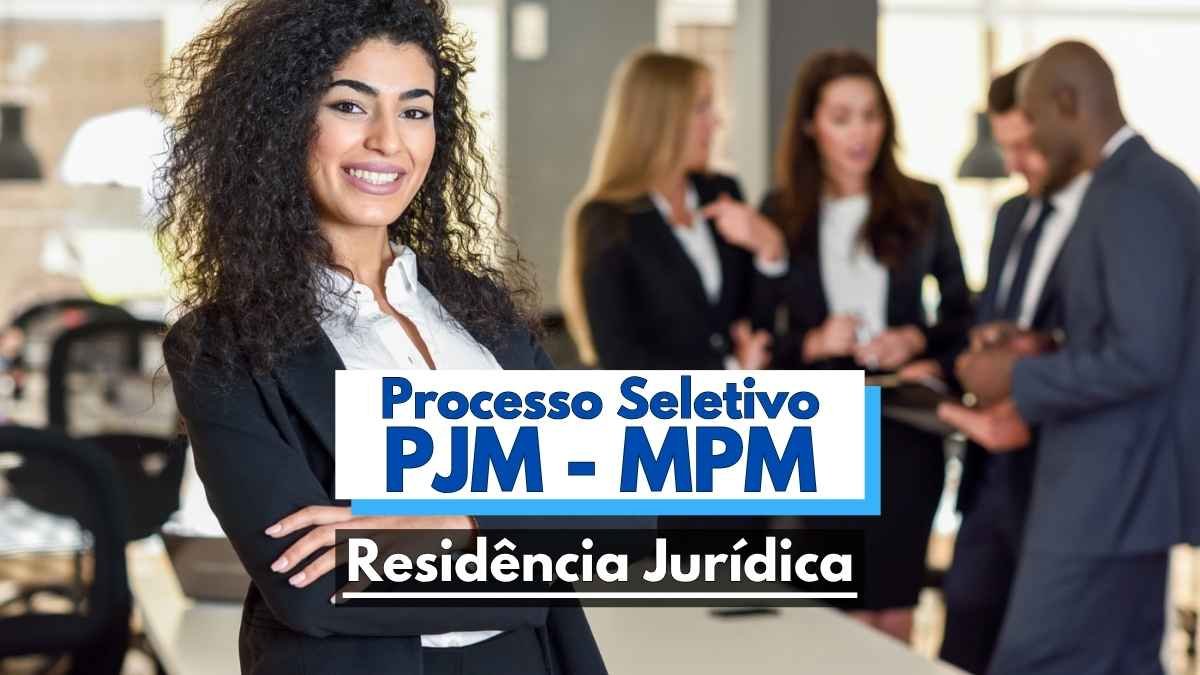 MPM lança Residência Jurídica com Bolsa de R$ 3.461,96 1 Imagem promocional de processo seletivo da Residência Jurídica da PJM - MPM. Em destaque, uma mulher sorridente de terno escuro representa profissionalismo e diversidade. Ao fundo, outros candidatos, homens e mulheres em trajes formais, conversam em ambiente corporativo moderno. No centro da imagem há texto em destaque com os dizeres “Processo Seletivo PJM - MPM Residência Jurídica”. Ideal para divulgar seleção jurídica.