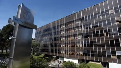 Prédio do Ministério Público do Paraná com fachada envidraçada e placa metálica na entrada. Foto: Divulgação/MPPR