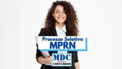 A imagem mostra uma mulher jovem de cabelos cacheados, longos e escuros, vestida com roupa social preta e camisa branca, segurando uma pasta branca e sorrindo para a câmera. Sobre a imagem, há um banner com os dizeres “Processo Seletivo MPRN” em letras azuis e, logo abaixo, o logotipo “MDC Concursos”. O fundo é branco e minimalista.
