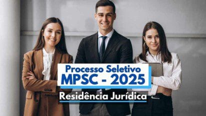Imagem promocional do Processo Seletivo MPSC 2025 para a Residência Jurídica. Três jovens profissionais, duas mulheres e um homem, posam sorrindo em trajes formais, simbolizando candidatos ao programa. Ao centro, aparece o texto em destaque “Processo Seletivo MPSC – 2025 Residência Jurídica” com fundo azul e branco. A imagem transmite seriedade, confiança e oportunidade na carreira jurídica.