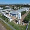 Vista aérea da sede da MSGÁS com prédios administrativos, estacionamento e reservatório de água com o logotipo da empresa. Foto: Divulgação/MSGÁS