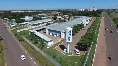 Vista aérea da sede da MSGÁS com prédios administrativos, estacionamento e reservatório de água com o logotipo da empresa. Foto: Divulgação/MSGÁS