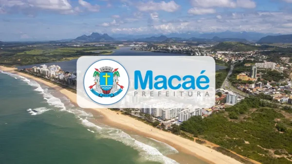 Vista aérea da orla de Macaé, Rio de Janeiro, com o mar à esquerda e a cidade à direita sob um céu ensolarado. No centro, há um retângulo branco com o brasão e o logotipo da Prefeitura de Macaé.