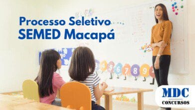 Macapá abre 150 Vagas na SEMED para Professores e Coordenadores Pedagógicos 4 Duas meninas de cabelos longos sentadas em cadeiras coloridas em uma sala de aula, olhando para uma professora sorridente que está em pé perto de um quadro branco com anotações e números coloridos. A sala tem decoração infantil e um ambiente iluminado, sugerindo uma aula interativa e envolvente - Macapá abre 150 Vagas na SEMED para Professores e Coordenadores Pedagógicos