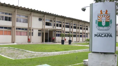 Fachada da Prefeitura de Macapá com prédio administrativo ao fundo, área verde em destaque e totem com o brasão oficial do município na parte frontal. Foto: Divulgação/Prefeitura de Macapá/AP