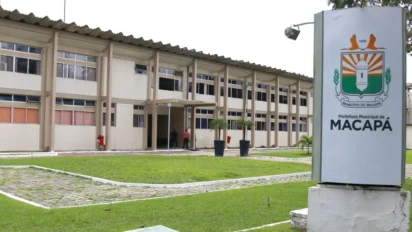 Fachada da Prefeitura de Macapá com prédio administrativo ao fundo, área verde em destaque e totem com o brasão oficial do município na parte frontal. Foto: Divulgação/Prefeitura de Macapá/AP