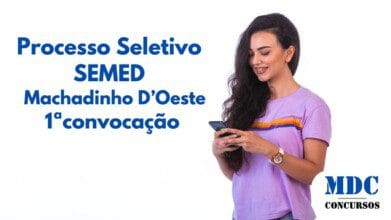 Processos Seletivos 8 Mulher jovem com cabelos longos e ondulados, usando camiseta lilás com listras coloridas e jeans, sorrindo enquanto mexe no celular. Ela usa um relógio de pulso dourado e tem aparelho nos dentes. Fundo branco - Machadinho D’Oeste (RO) convoca 19 aprovados