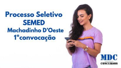Mulher jovem com cabelos longos e ondulados, usando camiseta lilás com listras coloridas e jeans, sorrindo enquanto mexe no celular. Ela usa um relógio de pulso dourado e tem aparelho nos dentes. Fundo branco - Machadinho D’Oeste (RO) convoca 19 aprovados